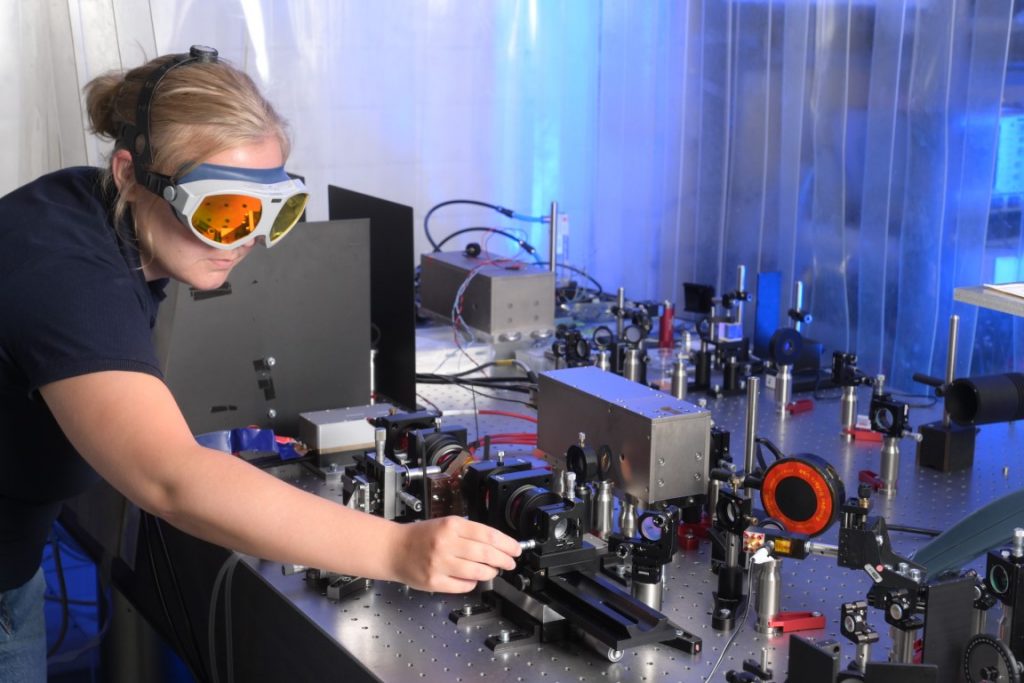 LZH scientist Stefanie Unland sets up the laser demonstrators in the lab. (Photo: LZH)